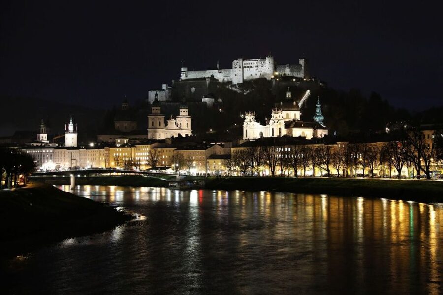 Salzburg: 1 hour Highlights Tour at its best - Luxury transport and private guiding