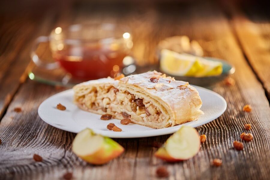 Salzburg: Austrian Food Tasting with Old Town Private Tour - The 2.5-hour route: two venues and a full Austrian meal