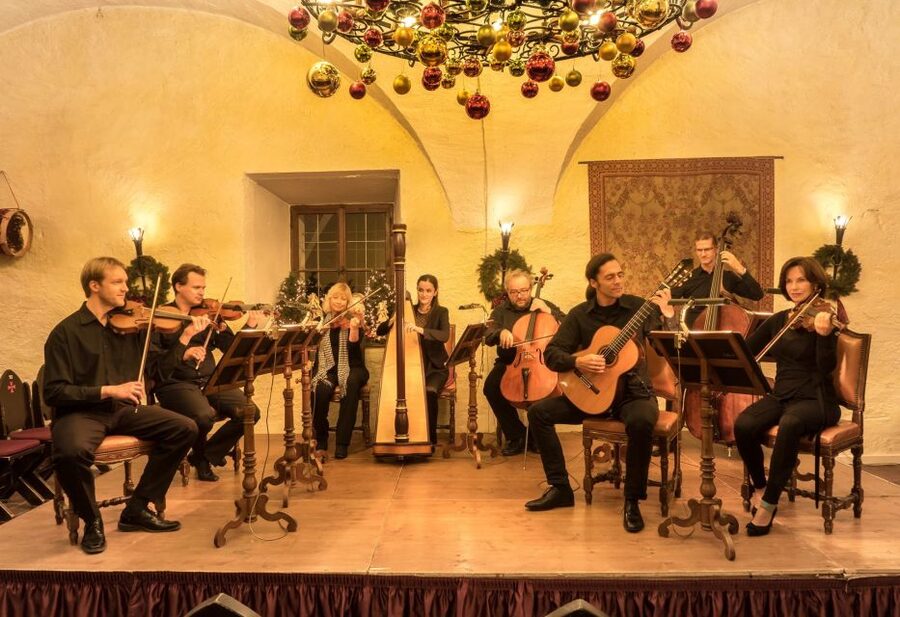 Salzburg: Christmas/Advent Concert & Dinner - Riding up to Fortress Hohensalzburg