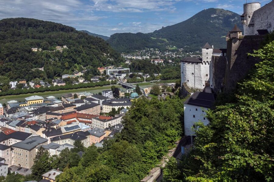 Salzburg: Express Walk with a Local in 60 minutes - Pace, comfort, and accessibility