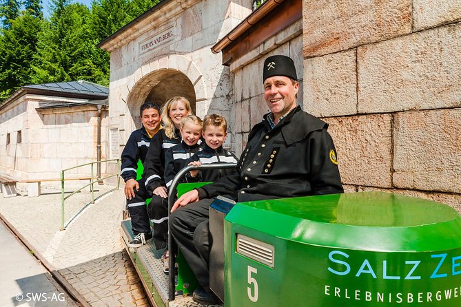 Salzburg Super Saver: Original Sound of Music and Salt Mines Day Trip - Schloss Leopoldskron from across the water