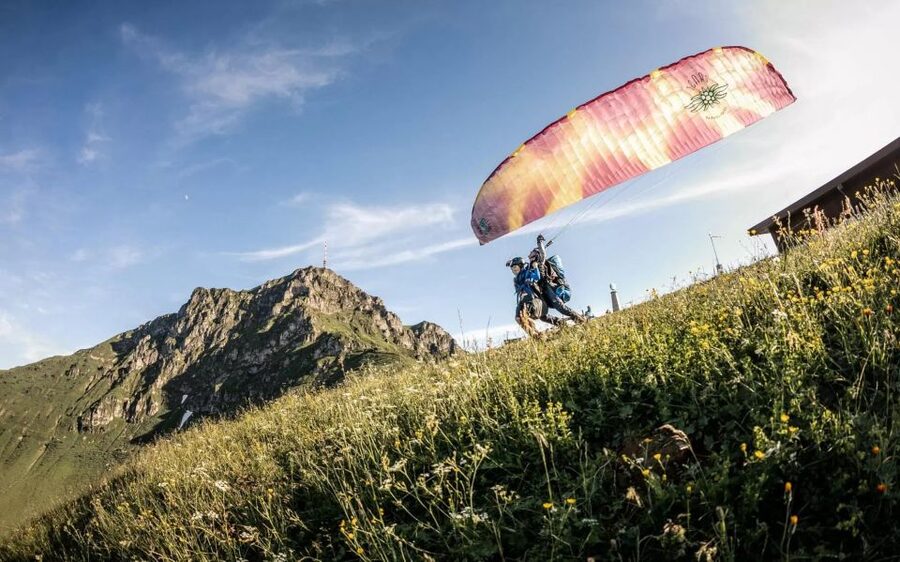 St Johann in Tirol: Tandem Paragliding - Meeting your pilot at St Johann’s gondola
