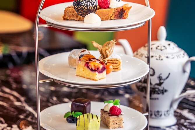 Strauss Exhibition incl. LED Concert Show / Coffee + Strauss Cake - Entering a hall tied to all four Strauss musicians