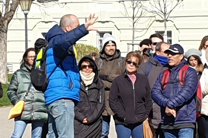 The best of Vienna on foot - Meeting at the Maria Theresa fountain