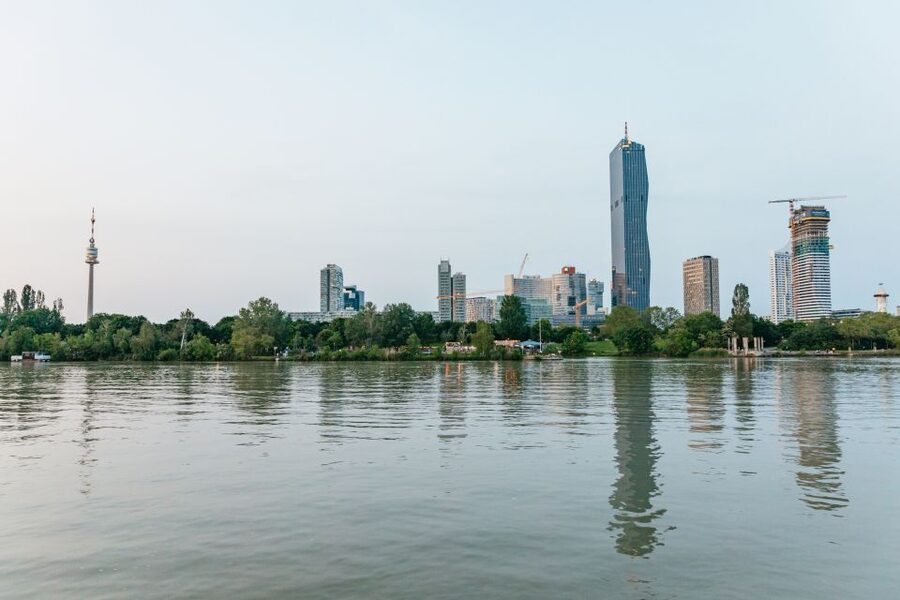 Vienna: 3-Course Evening Dinner Cruise - What the evening feels like onboard
