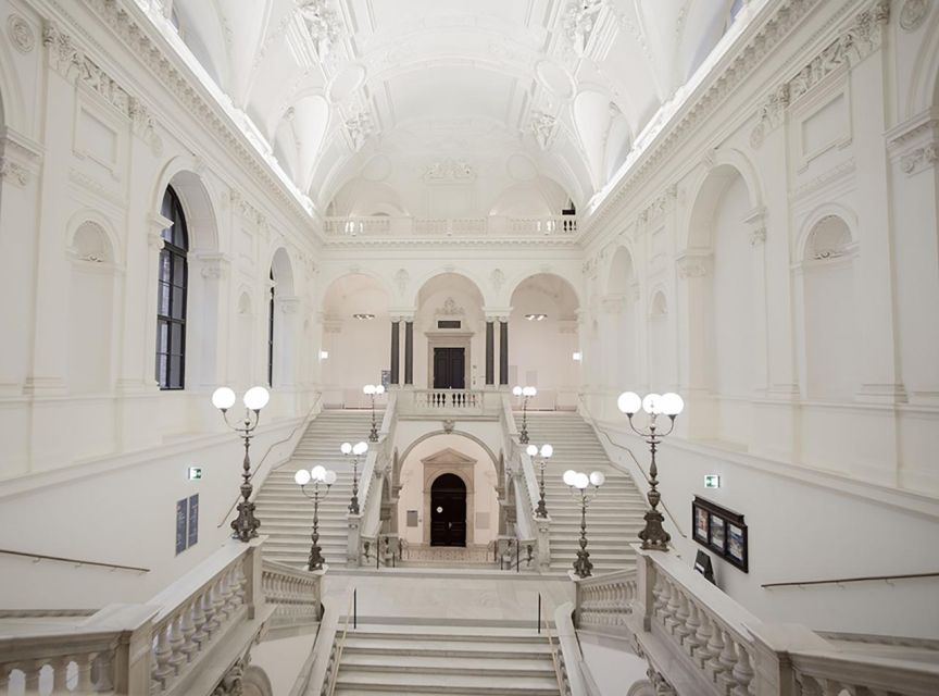 VIENNA AT NIGHT: Photo Tour of the Most Beautiful Buildings - Walking among illuminated buildings and squares