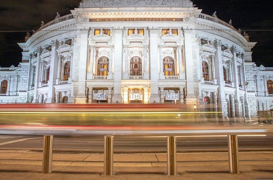 VIENNA AT NIGHT: Photo Tour of the Most Beautiful Buildings - Smartphone users are welcome