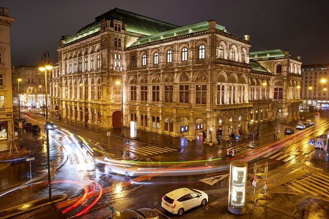 Vienna at night! Private photo tour of Vienna's most beautiful buildings - Rathaus and the promised experimental photograph