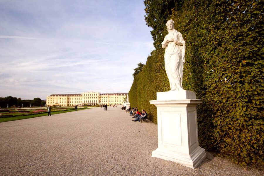 Vienna: Bus & Schönbrunn Palace Skip-the-Line Guided Tour - Returning to the opera area