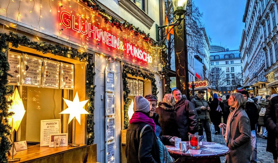 Vienna: Christmas Market Food and Drinks Tour - Glühwein, Punsch, and the right way to warm up