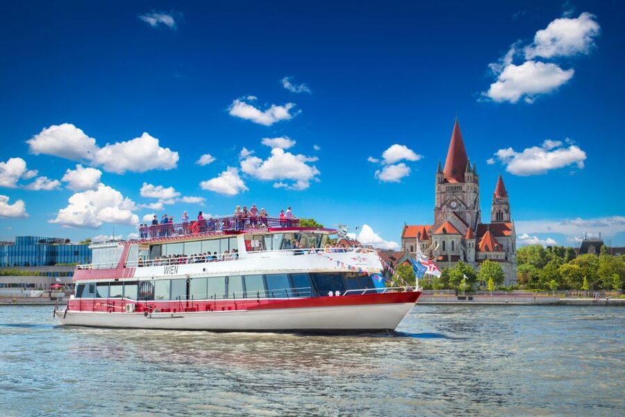 Vienna: Cruise and Schnitzel Tour - Language and commentary concerns