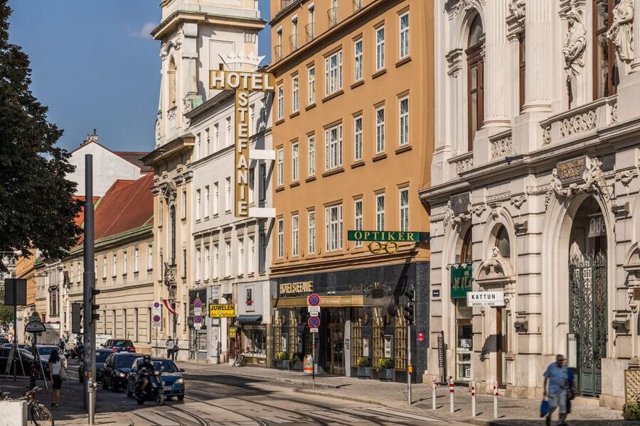Vienna: Culinary Experience at Restaurant Stefanie - Starting with veal goulash and soup