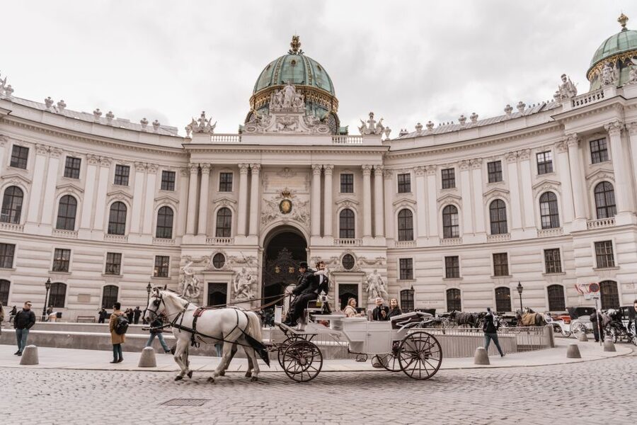 Vienna: Culinary Horse-Drawn Carriage Experience - Meeting at the Albertina