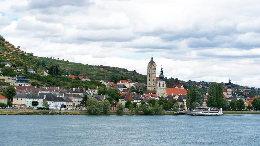 Vienna: Day Tour to Wachau Valley - Dürnstein supplies the medieval drama