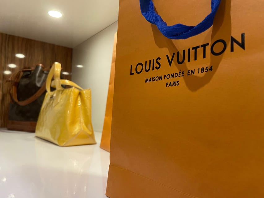 Vienna: Designer Fashion Time Capsule Experience - Welcome refreshments before the collection