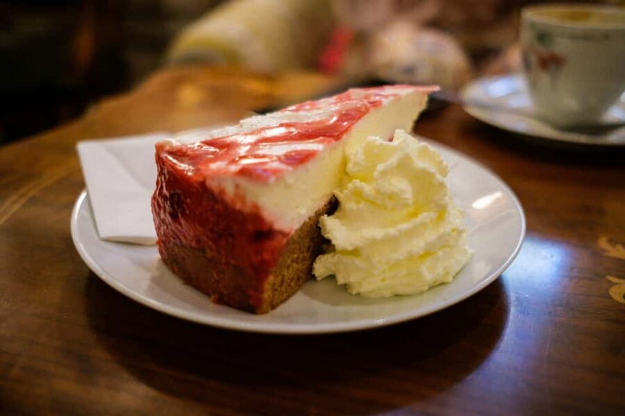 Vienna: Dessert Tour with Pastries, Cakes & Hidden Cafes - Vollpension and the social side of Viennese cake