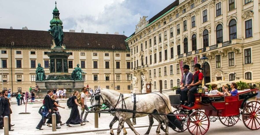 Vienna: Express Walk with a Local in 60 minutes - Seeing Vienna through Belvedere Palace