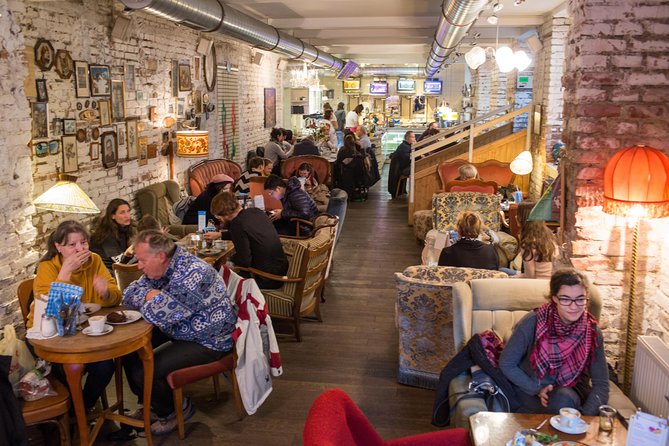 Vienna for Food Lovers: Cafés, Markets & Austrian Cuisine - Lunch: schnitzel, goulash, and Austrian drinks