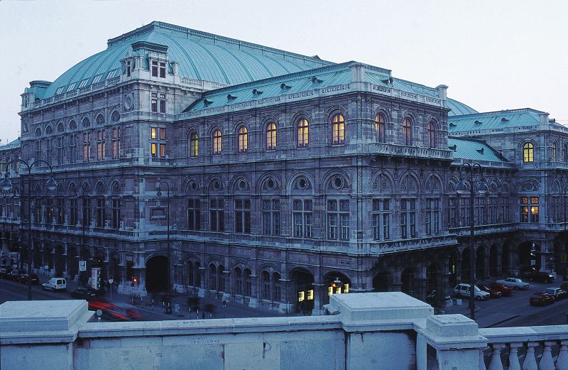 Vienna: Full-Day Private Tour including Schönbrunn Palace - The Ringstraße from a private vehicle