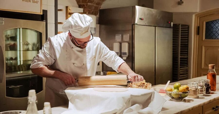 Vienna: Gerstner KuK Hofzuckerbäcker Baking Show & Tasting - The chefs make the short show work