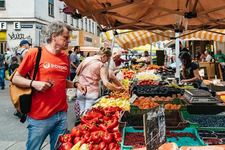 Vienna: Guided Foodie Walking Tour with Tastings and Coffee - How much food and drink is included