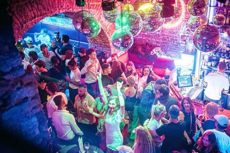 Vienna: Guided Pub Crawl with Club Entry - Starting at Dick Mack’s in the Bermuda Dreieck
