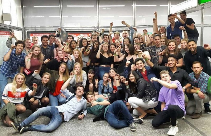 Vienna: Guided Pub Crawl with Club Entry - Magazine Bar or Stehachterl for a change of mood