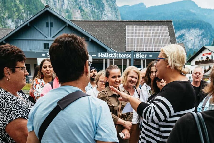 Vienna: Hallstatt & Alpine Peaks Day Trip with Skywalk Lift - What the guides add to the day