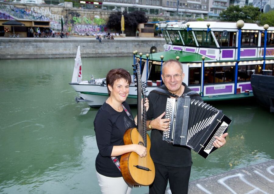 Vienna: Heurigen Cruise with Viennese Songs and Buffet - What a Heuriger evening means in Vienna