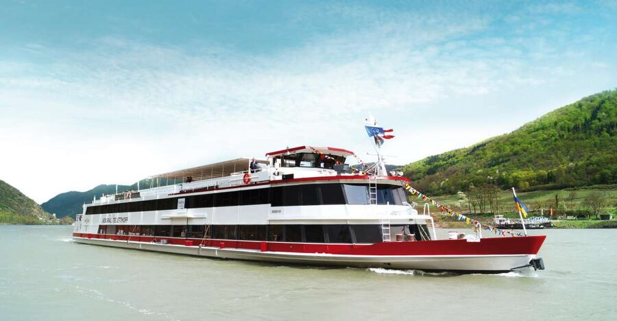Vienna: Heurigen Cruise with Viennese Songs and Buffet - What the three-hour schedule feels like