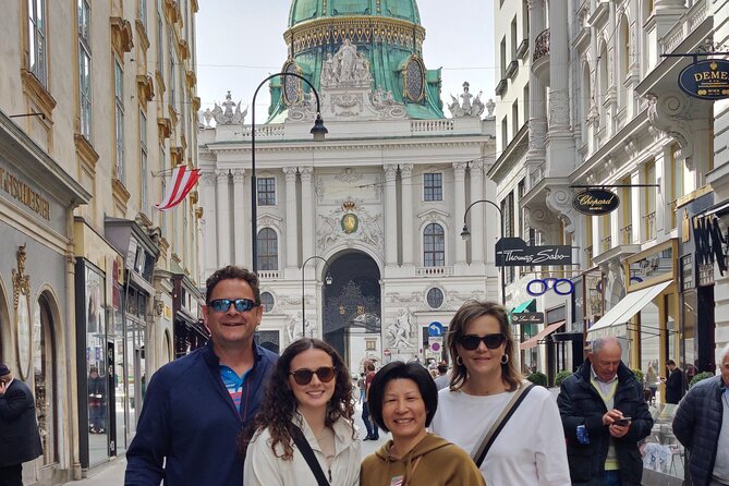 Vienna Highlight Tour - yue walk - Starting beneath the Vienna State Opera