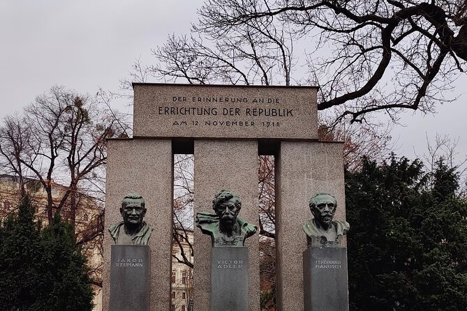 Vienna Highlight Tour - yue walk - The Hofburg reveals Vienna’s imperial center