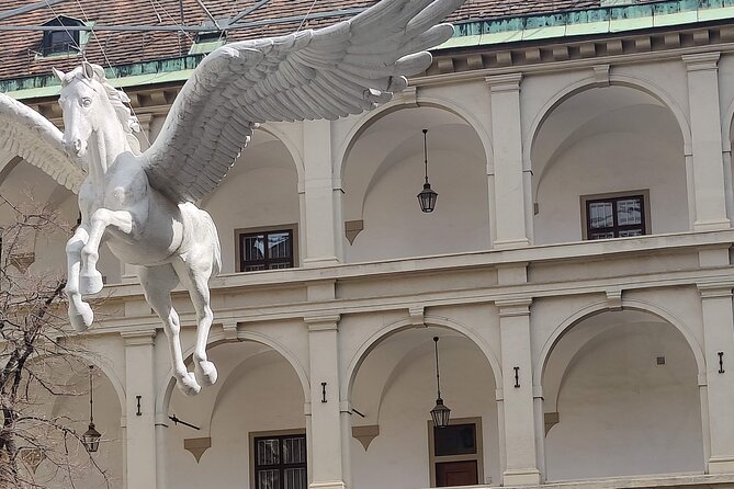 Vienna Highlight Tour - yue walk - Heldenplatz and Maria Theresien Square