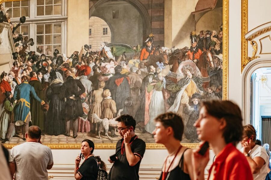 Vienna: Hofburg and Empress Sisi Museum Guided Tour - Crossing six centuries of Hofburg courtyards