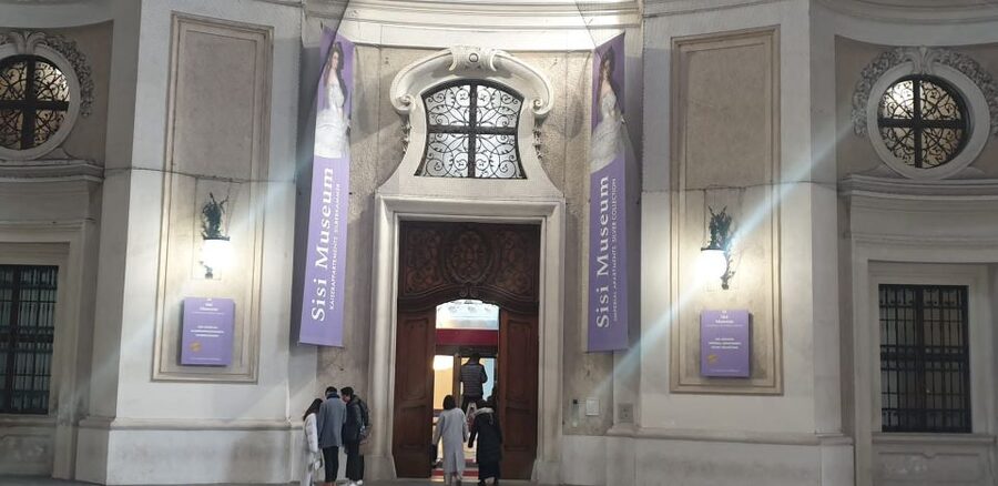 Vienna: Hofburg Palace and Principessa Sissi Tour - From imperial ceremony to personal questions