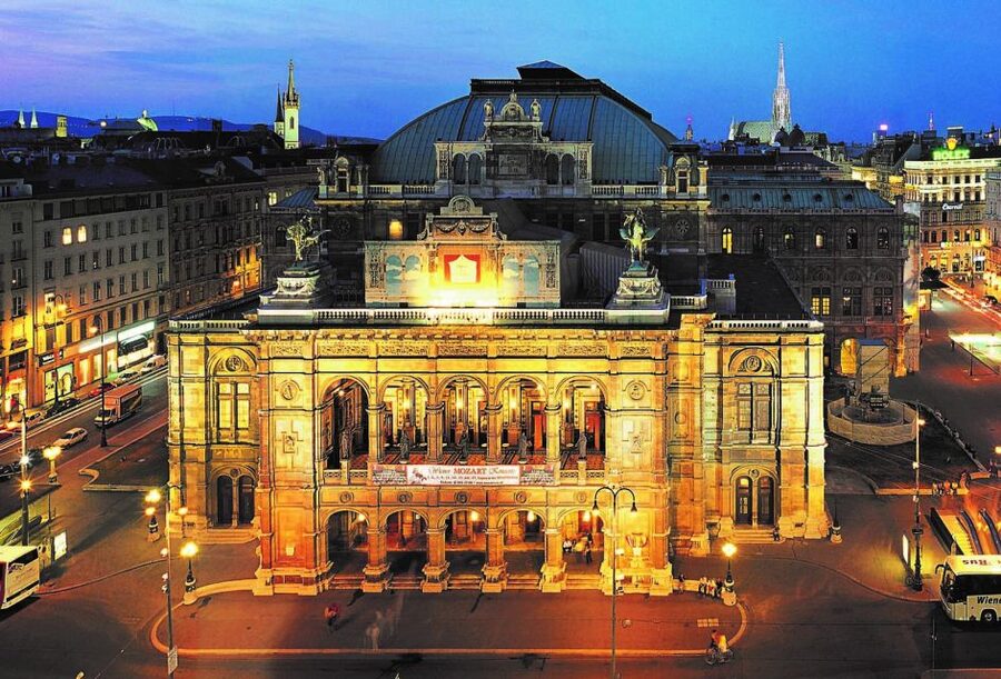 Vienna: Mozart Concert with Dinner and Carriage Ride - Who will enjoy this evening most?