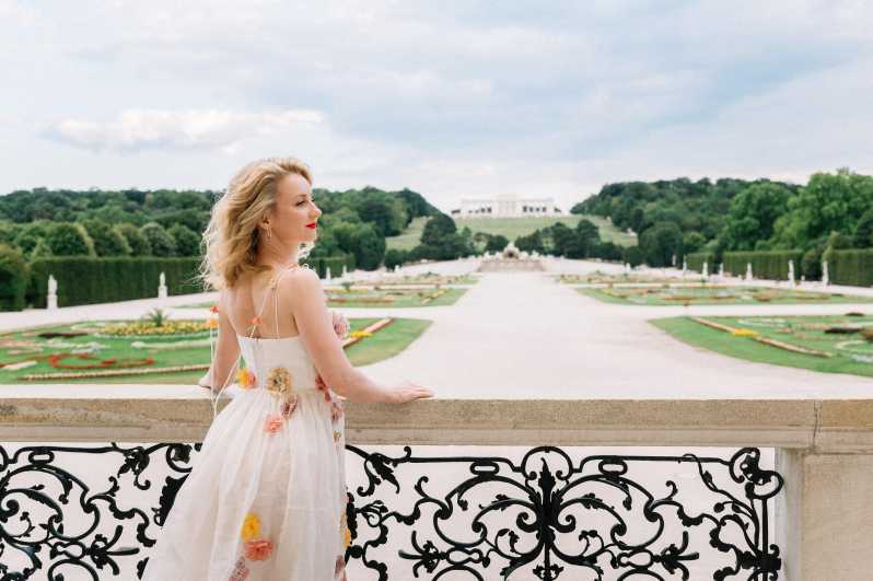 Vienna: Private Schönbrunn Gardens Photoshoot - Meeting your photographer at Schönbrunn
