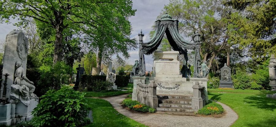 Vienna: Private Walking Tour of the Central Cemetery - Meeting at the Second Gate