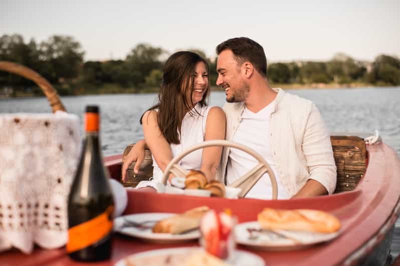 Vienna: Retro Boat Tour on the Danube River with Picnic - What You Actually Eat in the Picnic Basket