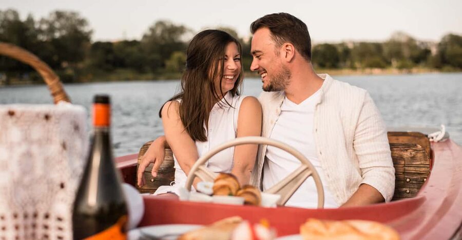 Vienna: Retro Boat Tour on the Danube River with Picnic - Meeting at the Restaurant and Getting on the Boat