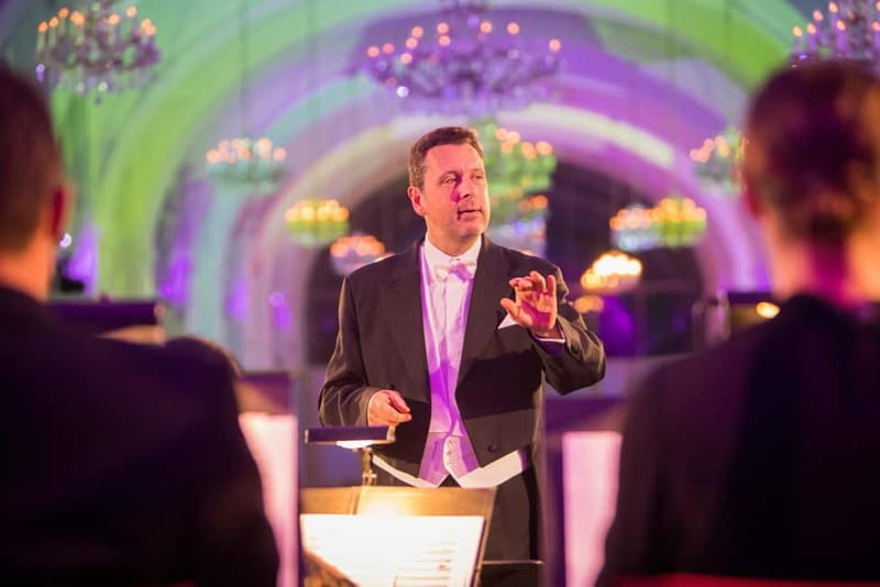 Vienna: Schönbrunn Palace Evening Tour, Dinner and Concert - A classic Austrian dinner at 6:30 PM