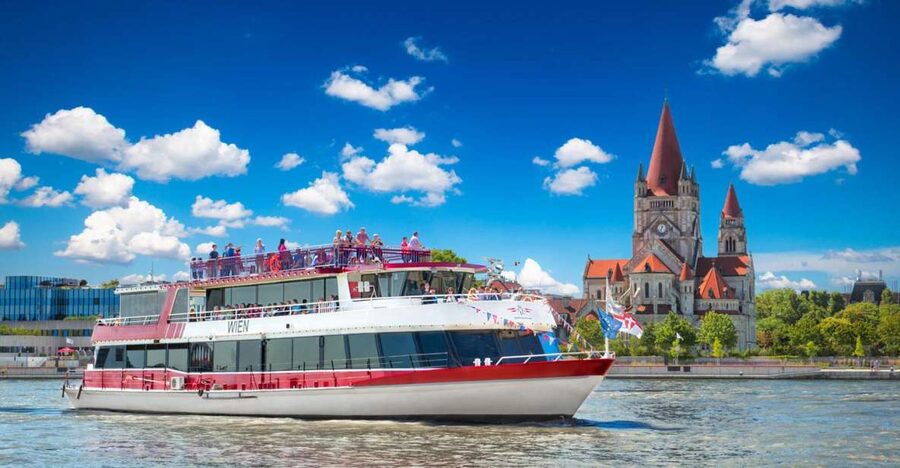Vienna: Sightseeing Boat Tour with Lunch - Key points at a glance