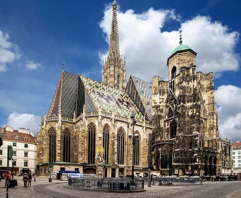 Vienna: Sightseeing Tour in an 8 seats electric classic car - Hofburg and the imperial center