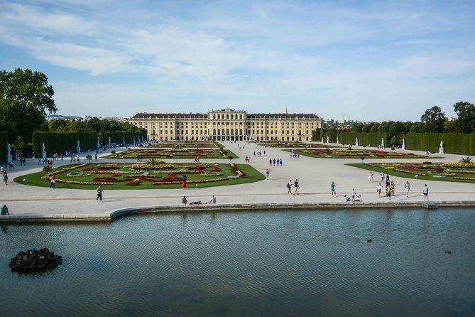 Vienna: Skip the Line Schönbrunn Palace and Gardens Guided Tour - The crowd problem at Schönbrunn