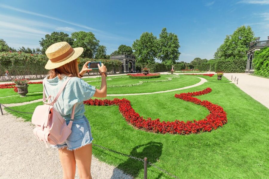 Vienna: Skip-the-Line Schönbrunn Palace & Gardens Tour - The visitor center break and photo stop