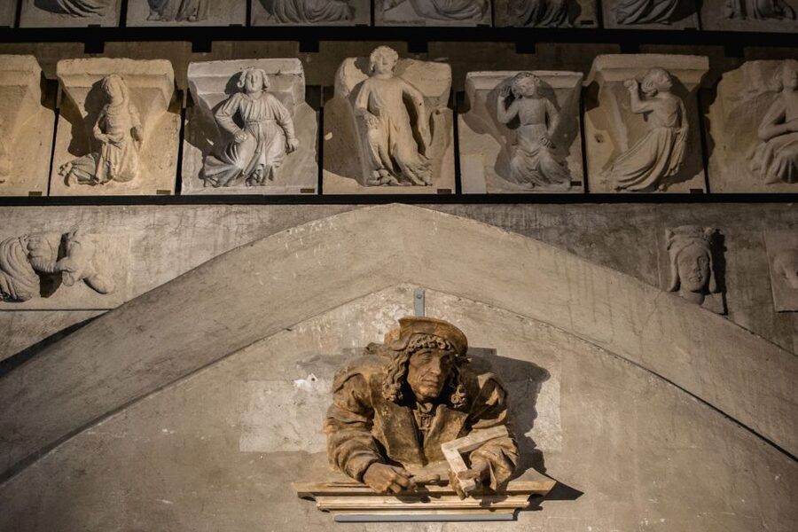 Vienna: St. Stephan's Cathedral Guided Tour - Through the hidden tunnel and staircase