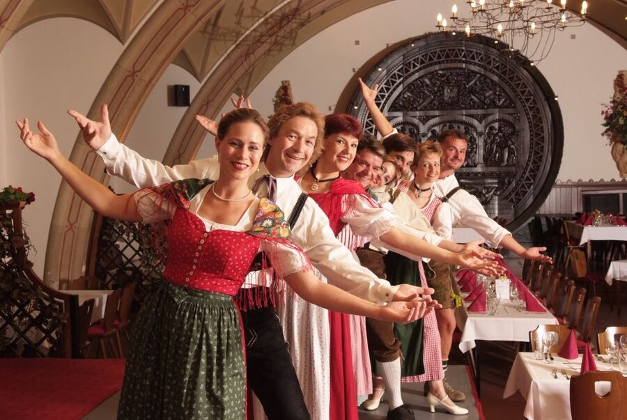 Vienna: Traditional Dinner Show at the Wiener Rathauskeller - Key Points at a Glance