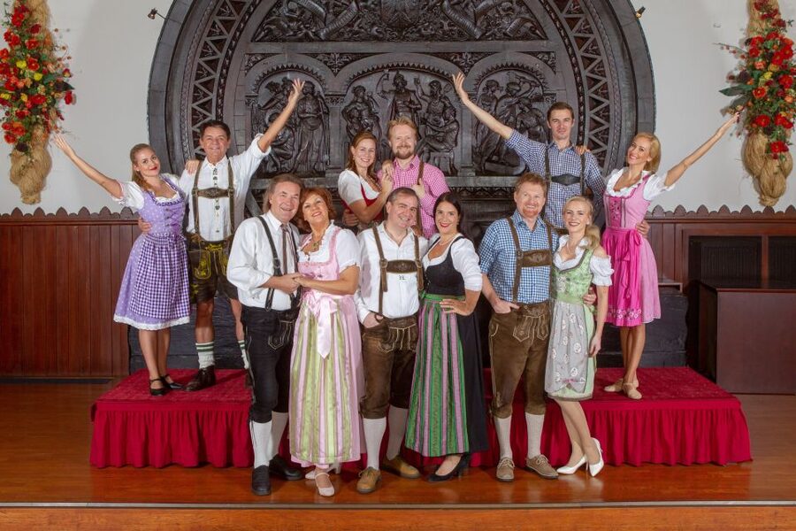 Vienna: Traditional Dinner Show at the Wiener Rathauskeller - Arriving Beneath Vienna City Hall