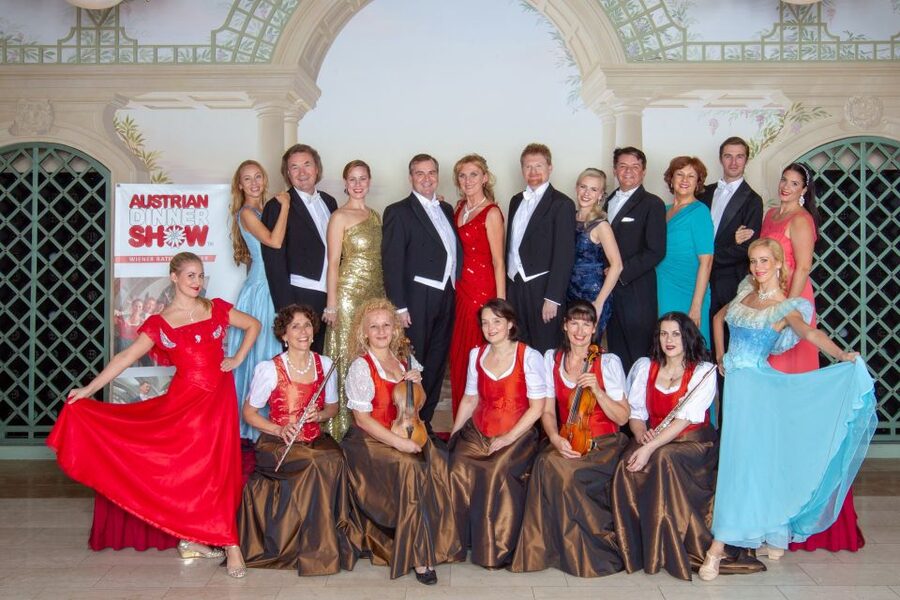 Vienna: Traditional Dinner Show at the Wiener Rathauskeller - What Arrives at the Table