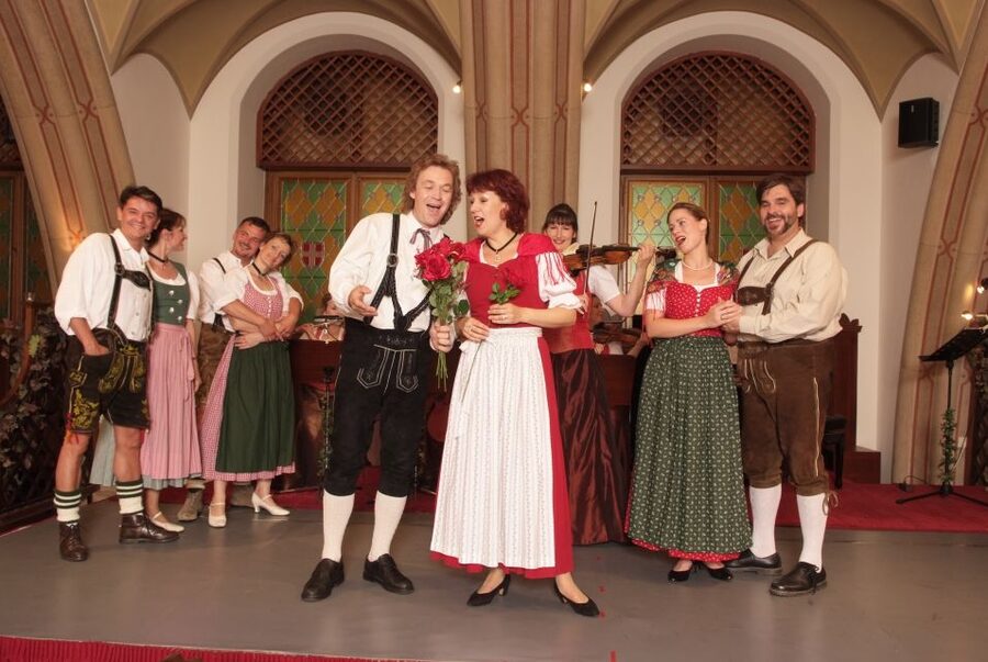 Vienna: Traditional Dinner Show at the Wiener Rathauskeller - Drinks Are the Main Extra Cost